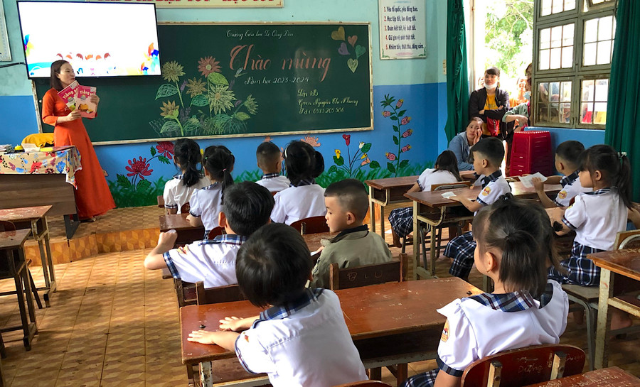 Giáo viên Trường Tiểu học Lê Quý Đôn (xã Ia Krai, huyện Ia Grai) giới thiệu cho học sinh về sách giáo khoa sử dụng học tập. Ảnh: Trần Văn Chương