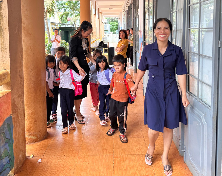 Giáo viên Trường Tiểu học Ia Phí (xã Ia Phí, huyện Chư Păh) dắt tay học sinh vào lớp. Ảnh: Nguyễn Trọng Cường
