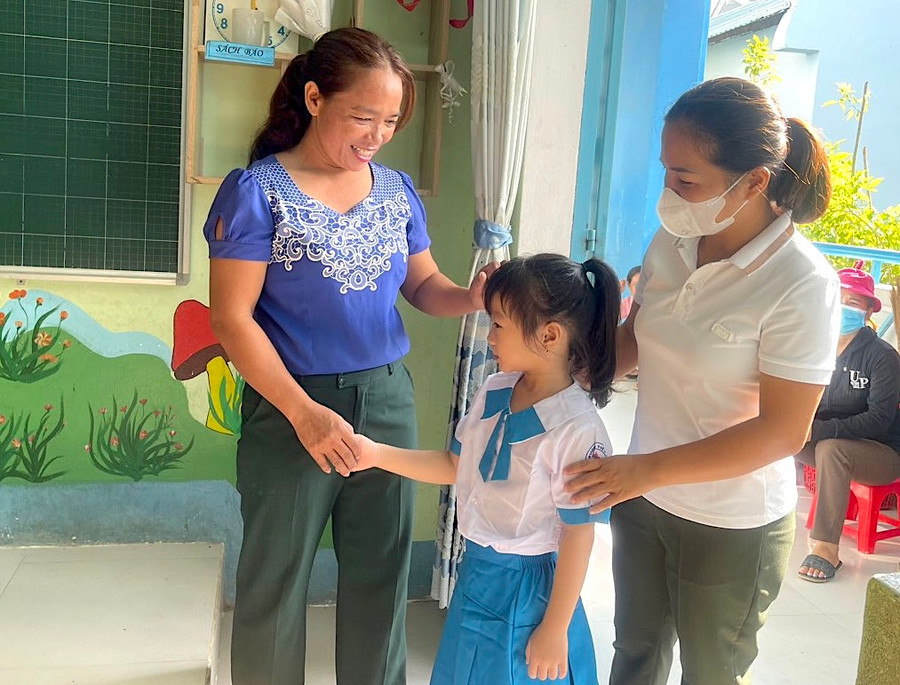 Giáo viên Trường Tiểu học Chu Văn An (thị trấn Phú Thiện, huyện Phú Thiện) vui vẻ đón học sinh lớp 1 từ cửa lớp. Ảnh: Vũ Chi
