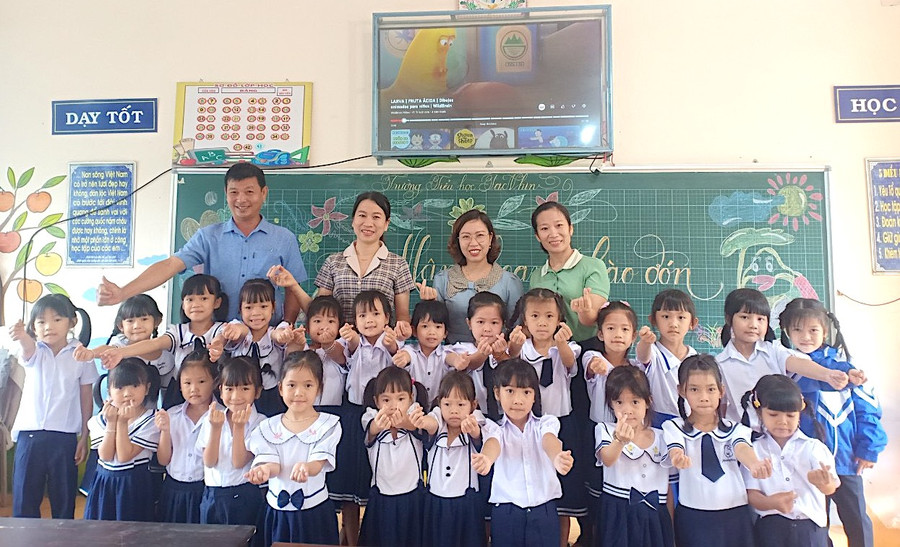 Giáo viên và học sinh lớp 1 của Trường Tiểu học Ia Nhin (huyện Chư Păh) phấn khởi trong ngày tựu trường. Ảnh: Hoàng Thu