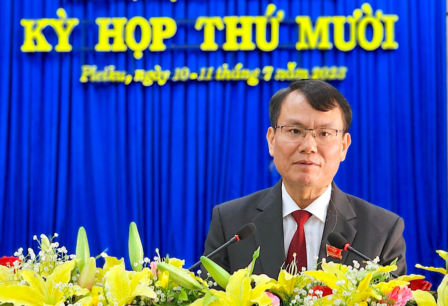Ông Trịnh Duy Thuân-Ủy viên Ban Thường vụ Tỉnh ủy, Bí thư Thành ủy, Chủ tịch HĐND TP. Pleiku phát biểu tại kỳ họp. Ảnh: Mộc Trà