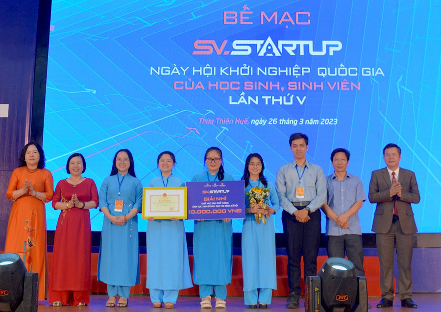 Nhóm học sinh Trường THPT chuyên Hùng Vương nhận giải nhì tại cuộc thi. Ảnh: Xuân Hương Nhóm học sinh Trường THPT chuyên Hùng Vương nhận giải nhì tại cuộc thi. Ảnh: Xuân Hương