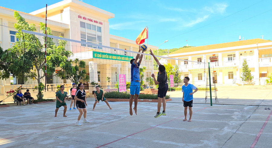 Các đơn vị giao lưu thi đấu bóng chuyền. Ảnh: B.B