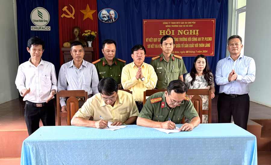 Lãnh đạo Công an TP. Pleiku ký kết quy chế phối hợp với Nông trường Cao su xã Gào. Ảnh: Hà Đức Thành Lãnh đạo Công an TP. Pleiku ký kết quy chế phối hợp với Nông trường Cao su xã Gào. Ảnh: Hà Đức Thành