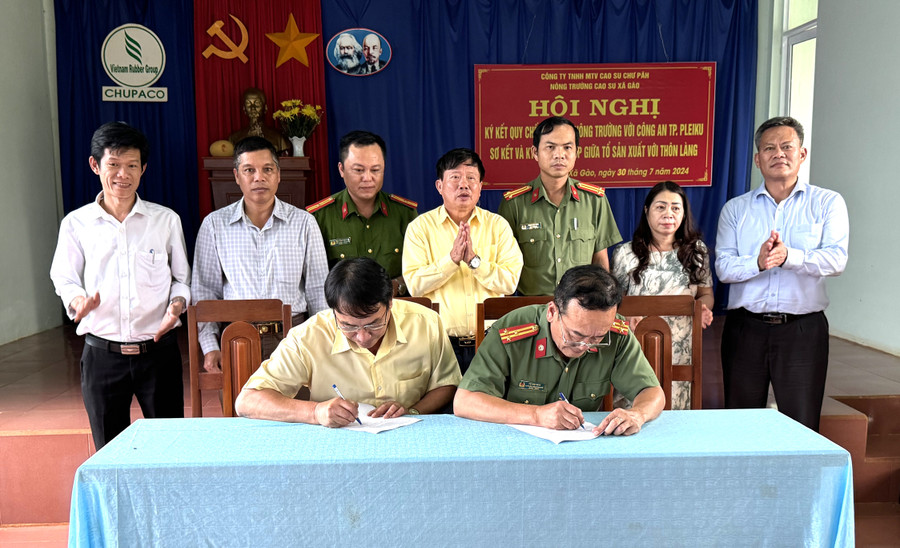 Lãnh đạo Công an TP. Pleiku ký kết quy chế phối hợp với Nông trường Cao su xã Gào. Ảnh: Hà Đức Thành Lãnh đạo Công an TP. Pleiku ký kết quy chế phối hợp với Nông trường Cao su xã Gào. Ảnh: Hà Đức Thành