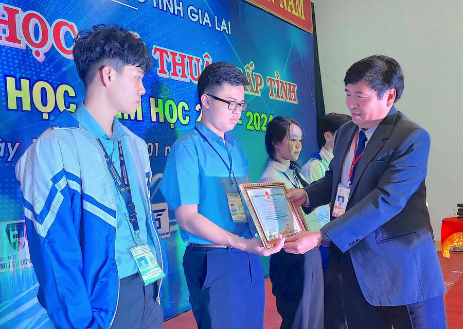 Phó Giám đốc Sở GD-ĐT Trần Bá Công trao thưởng cho Thịnh và An vì đạt giải nhất tại Cuộc thi Khoa học, kỹ thuật cấp tỉnh học sinh trung học lần thứ 10 năm học 2023-2024. Ảnh: Mộc Trà Phó Giám đốc Sở GD-ĐT Trần Bá Công trao thưởng cho Thịnh và An vì đạt giải nhất tại Cuộc thi Khoa học, kỹ thuật cấp tỉnh học sinh trung học lần thứ 10 năm học 2023-2024. Ảnh: Mộc Trà