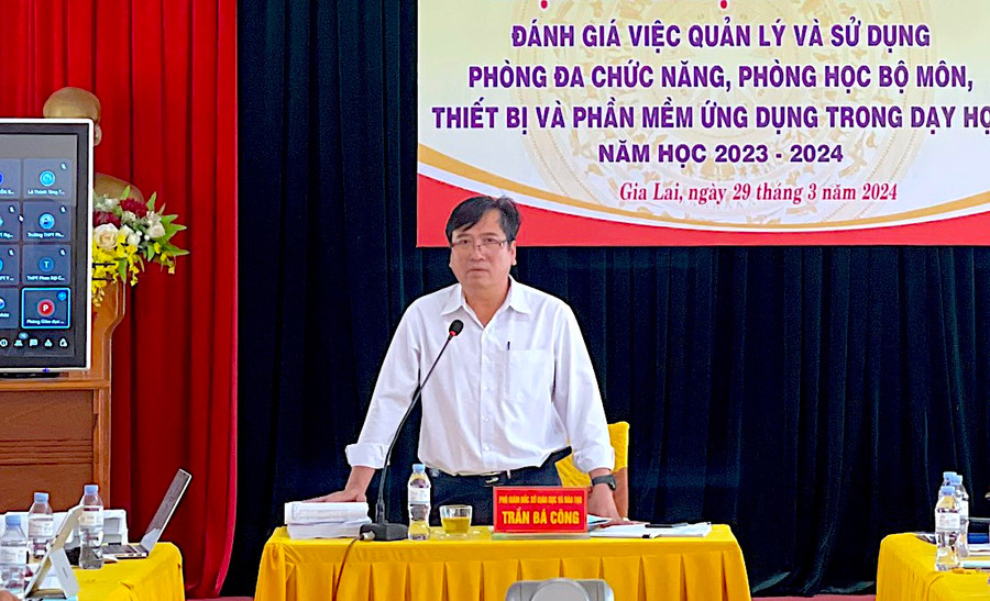 Phó Giám đốc Sở GD-ĐT Trần Bá Công phát biểu chỉ đạo tại hội nghị. Ảnh: Ngọc Thanh