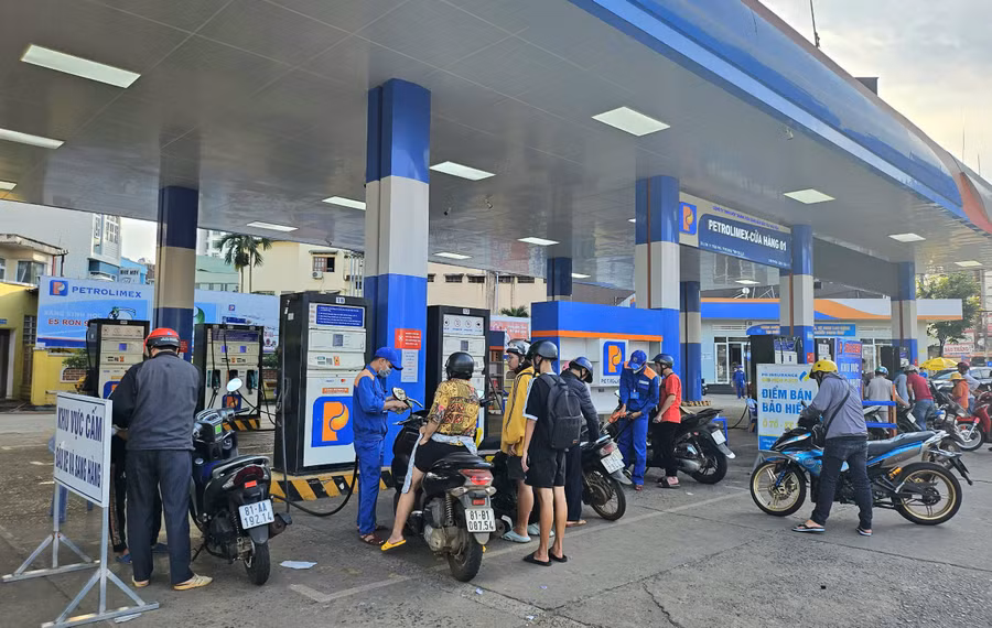 Giá xăng dầu trong nước quay đầu giảm đồng loạt vào chiều 22-8. Ảnh: Mộc Trà