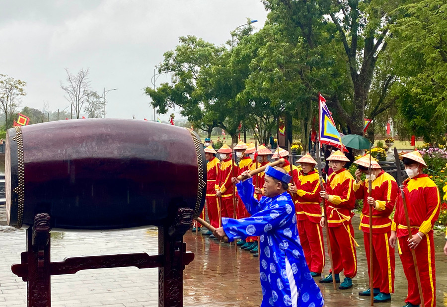 Nghi thức khai trống trước Điện thờ Tây Sơn Tam kiệt. Ảnh: Mộc Trà