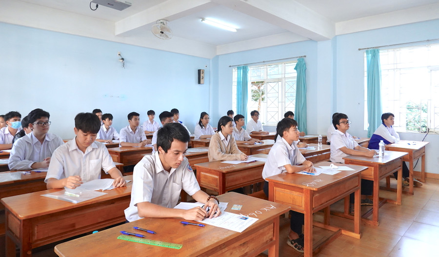 Thí sinh dự thi tuyển sinh vào lớp 10 Trường THPT chuyên Hùng Vương năm học 2024-2025. Ảnh: Mộc Trà Thí sinh dự thi tuyển sinh vào lớp 10 Trường THPT chuyên Hùng Vương năm học 2024-2025. Ảnh: Mộc Trà