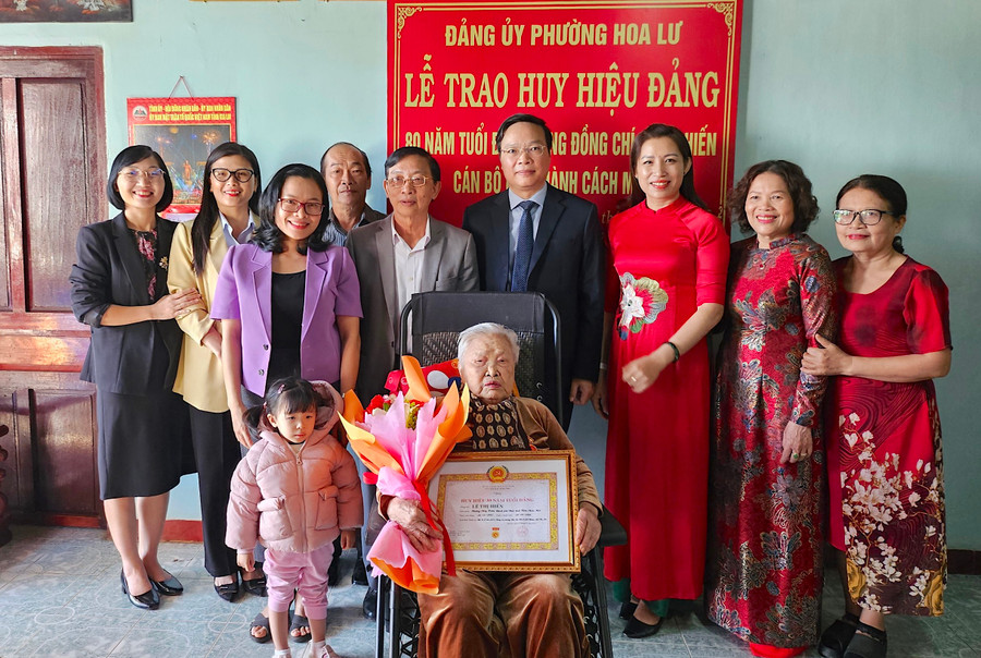 Chủ tịch UBND tỉnh Trương Hải Long (thứ 4 từ phải sang) mong muốn đồng chí Lê Thị Hiến tiếp tục là điểm tựa tinh thần vững chắc và là tấm gương sáng để con cháu học tập, noi theo. Ảnh: Mộc Trà