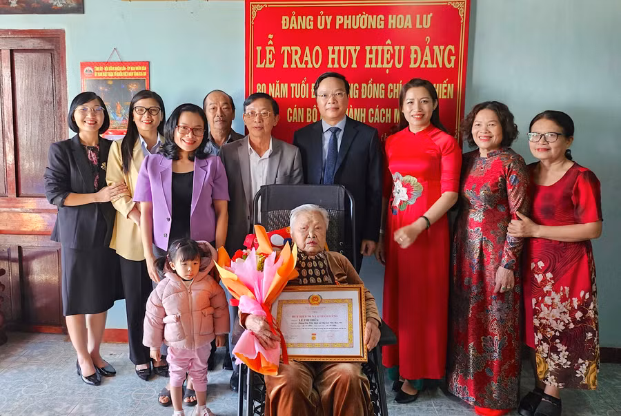 Chủ tịch UBND tỉnh Trương Hải Long (thứ 4 từ phải sang) mong muốn đồng chí Lê Thị Hiến tiếp tục là điểm tựa tinh thần vững chắc và là tấm gương sáng để con cháu học tập, noi theo. Ảnh: Mộc Trà