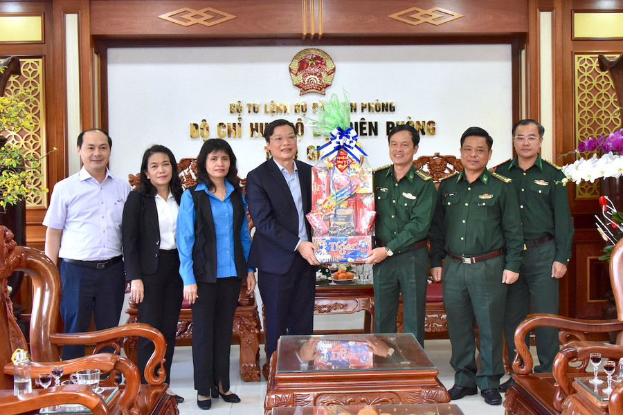 Chủ tịch UBND tỉnh Trương Hải Long (thứ 4 từ trái sang) thăm, chúc Tết tại Bộ Chỉ huy Bộ đội Biên phòng tỉnh. Ảnh: Đức Thụy Chủ tịch UBND tỉnh Trương Hải Long (thứ 4 từ trái sang) thăm, chúc Tết tại Bộ Chỉ huy Bộ đội Biên phòng tỉnh. Ảnh: Đức Thụy