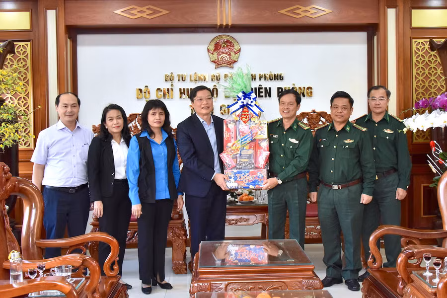 Chủ tịch UBND tỉnh Trương Hải Long (thứ 4 từ trái sang) thăm, chúc Tết tại Bộ Chỉ huy Bộ đội Biên phòng tỉnh. Ảnh: Đức Thụy