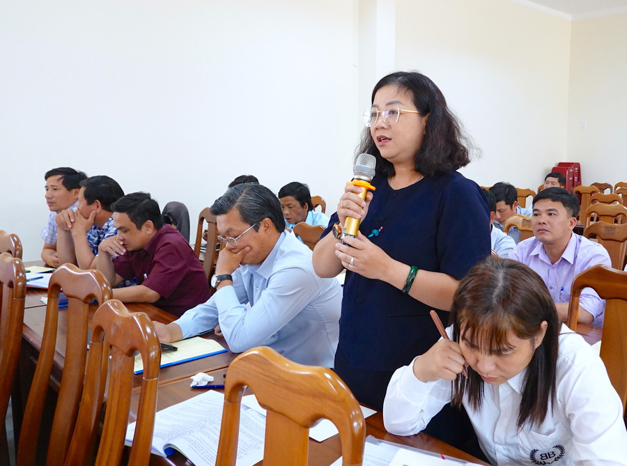 Cô Nguyễn Thị Ngọc Uyên-Phó Hiệu trưởng Trường THPT Lê Lợi (TP. Pleiku) góp ý cho dự thảo phương thức tuyển sinh lớp 10 năm học 2024-2025 và những năm tiếp theo. Ảnh: Mộc Trà