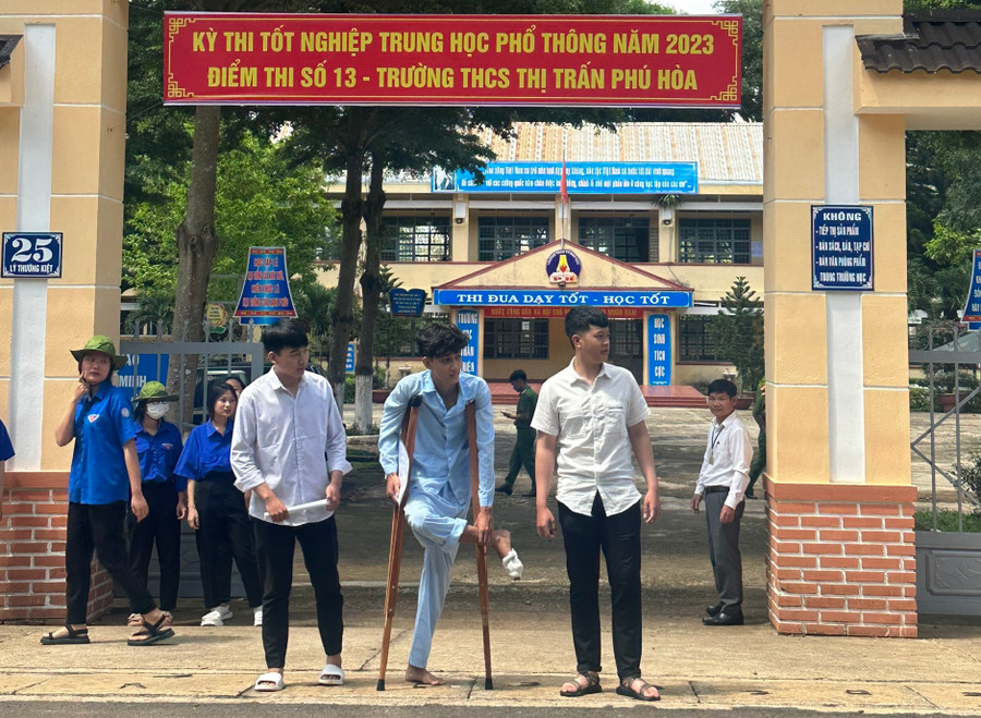 Mặc dù bị tai nạn gãy ngón chân, song em Nguyễn Trần Chí Tâm (điểm thi Trường THCS thị trấn Phú Hòa, huyện Chư Păh) vẫn quyết tâm tham gia kỳ thi. Ảnh: Nguyễn Diệp