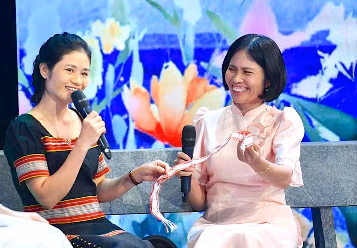 Cô Nguyễn Thị Như Yến (bìa phải)-giáo viên Trường Tiểu học và THCS Lê Quý Đôn (xã Yang Trung, huyện Kông Chro) và học trò cũ-cô giáo Đinh Thị Anenh-trên sân khấu chương trình "Thay lời tri ân" 2023. Ảnh: Trung tâm Truyền thông và Sự kiện (Bộ GD-ĐT)