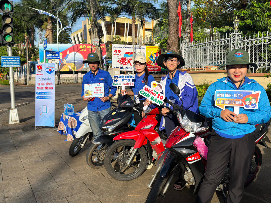 Đội xe ôm tình nguyện của Đoàn phường Tây Sơn (TP. Pleiku) đồng hành cùng các sĩ tử. Ảnh: P.L Đội xe ôm tình nguyện của Đoàn phường Tây Sơn (TP. Pleiku) đồng hành cùng các sĩ tử. Ảnh: P.L