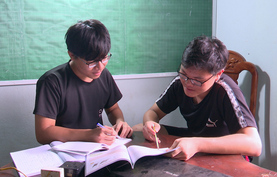Những thành tích học tập của Nam là tấm gương sáng để em trai noi theo. Ảnh: Ngô Thu Những thành tích học tập của Nam là tấm gương sáng để em trai noi theo. Ảnh: Ngô Thu
