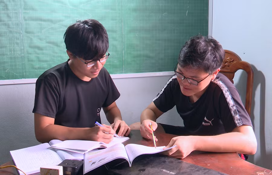 Những thành tích học tập của Nam là tấm gương sáng để em trai noi theo. Ảnh Ngô Thu