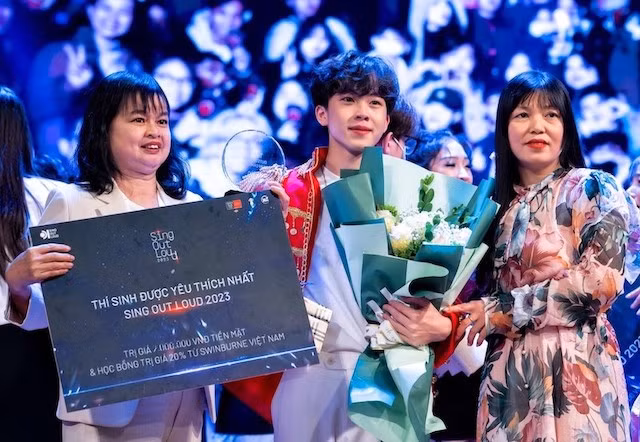 Em Nguyễn Quốc Thắng chia sẻ niềm vui cùng mẹ (bìa phải) sau đêm chung kết Sing Out Loud 2023. Ảnh: NVCC