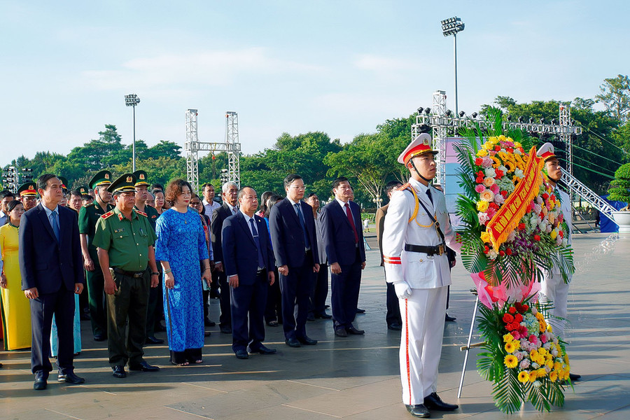 Các đại biểu thành kính dâng hoa trước Tượng đài Bác Hồ với các dân tộc Tây Nguyên. Ảnh: Đức Thụy Các đại biểu thành kính dâng hoa trước Tượng đài Bác Hồ với các dân tộc Tây Nguyên. Ảnh: Đức Thụy