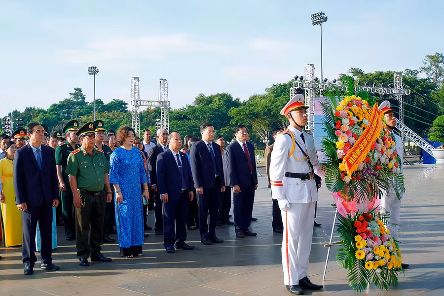 Các đại biểu thành kính dâng hoa trước Tượng đài Bác Hồ với các dân tộc Tây Nguyên. Ảnh: Đức Thụy