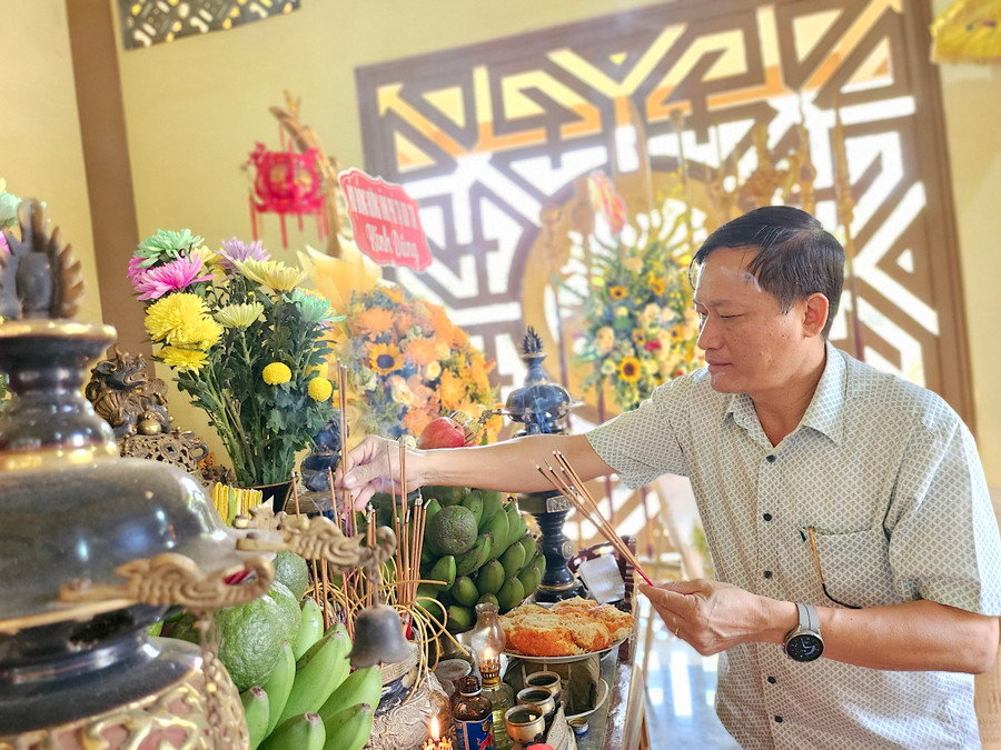 Trong không khí trang nghiêm, trước anh linh các Vua Hùng, mọi người kính cẩn dâng nén hương tỏ lòng thành kính và tri ân công đức tổ tiên, thể hiện đạo lý “Uống nước nhớ nguồn” của dân tộc; đồng thời, mong cầu quê hương, đất nước ngày càng phát triển, phồn thịnh, nhà nhà mạnh khỏe, an khang. Ảnh: Mộc Trà