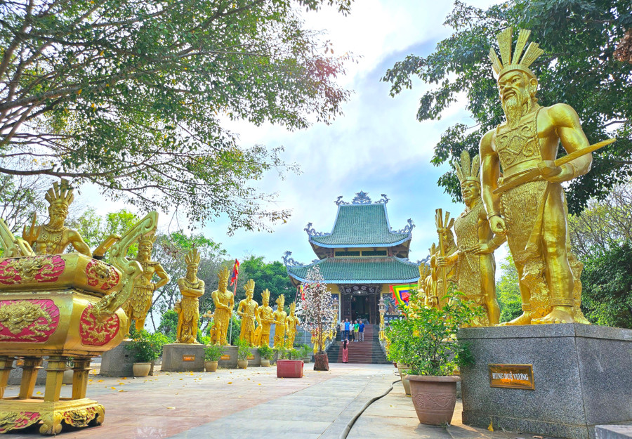 Đền thờ Quốc Tổ Hùng Vương tại Công viên Đồng Xanh là đền thờ lớn nhất khu vực miền Trung và Tây Nguyên. Trước đền đặt tượng sơn son thiếp vàng 18 vị Vua Hùng cường tráng, oai vệ. Mỗi tượng cao 6 mét, được đúc bằng đồng nguyên khối nặng 3 tấn. Từ lâu, nơi đây đã trở thành điểm đến tâm linh của nhiều du khách trong và ngoài tỉnh. Ảnh: Mộc Trà