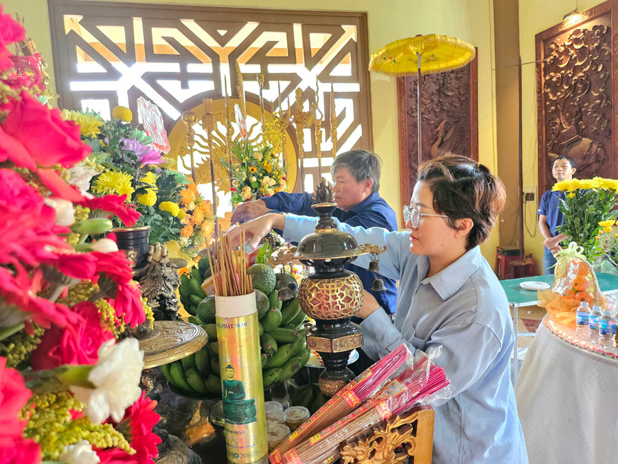 Theo ông Lê Văn Trường-Quản lý Công viên Đồng Xanh, năm nào đơn vị cũng đón đông đảo du khách gần xa đến dâng hoa, dâng hương tại Đền thờ Quốc Tổ Hùng Vương dịp mùng 10-3. Năm nay, bắt đầu từ mùng 9 đã có người đến dâng lễ, tưởng nhớ công ơn khai quốc của các vị Vua Hùng. Ảnh: Mộc Trà