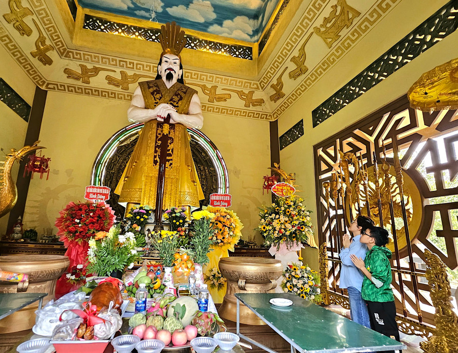 “Năm nào ngày Giỗ Tổ Hùng Vương tôi cũng đưa con trai đến Công viên Đồng Xanh để dâng hương tại Đền thờ Quốc Tổ, giúp con hiểu hơn nguồn cội dân tộc cũng như biết phát huy đạo lý Uống nước nhớ nguồn”-chị Dương Thị Thu Hương (tổ 4, phường Đống Đa, TP. Pleiku) cho biết. Ảnh: Mộc Trà