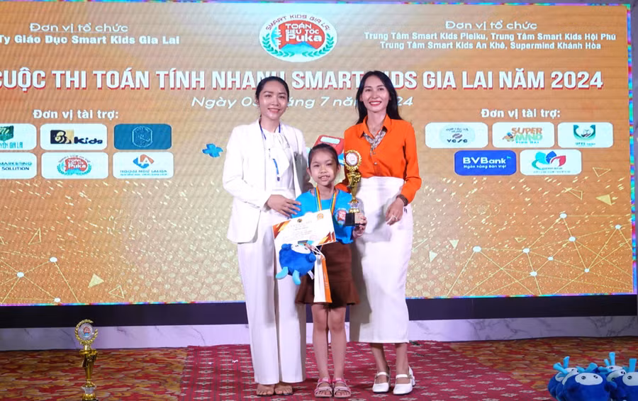 Chị Lê Thị Lý-Giám đốc điều hành Trung tâm Smart Kids Gia Lai (bìa trái) trao giải quán quân bảng A cho thí sinh Đào Thúy Anh. Ảnh: Mộc Trà