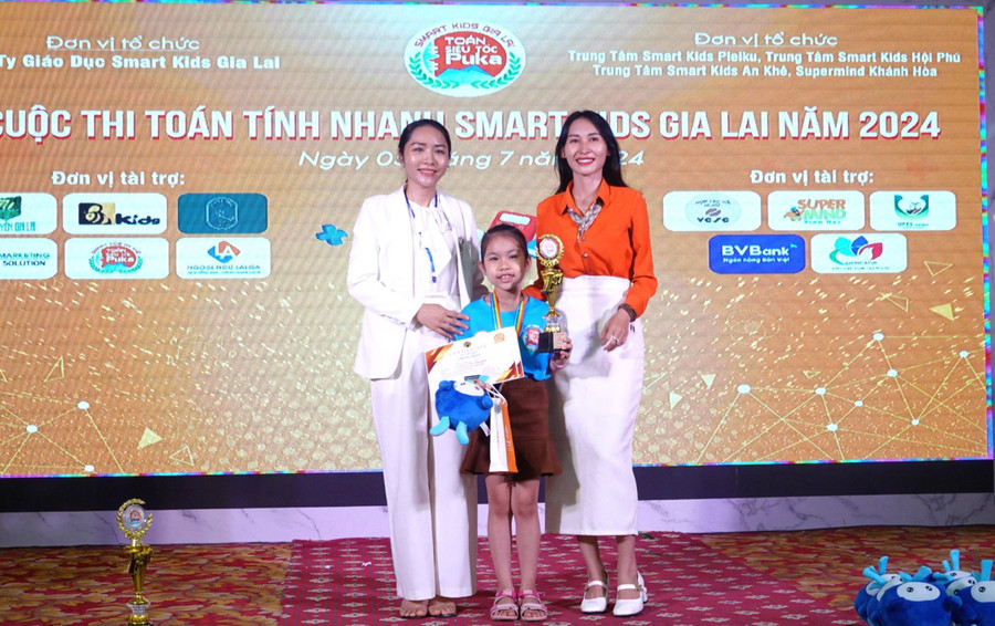 Chị Lê Thị Lý-Giám đốc điều hành Trung tâm Smart Kids Gia Lai (bìa trái) trao giải quán quân bảng A cho thí sinh Đào Thúy Anh. Ảnh: Mộc Trà