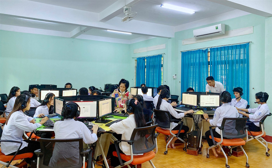 Học sinh Trường Phổ thông Dân tộc nội trú tỉnh Gia Lai học tập tại phòng học đa chức năng do Sở GD-ĐT trang bị. Ảnh: Mộc Trà