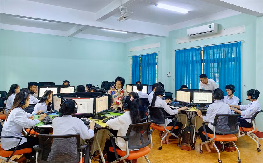 Học sinh Trường Phổ thông Dân tộc nội trú tỉnh Gia Lai học tập tại phòng học đa chức năng do Sở GD-ĐT trang bị. Ảnh: Mộc Trà