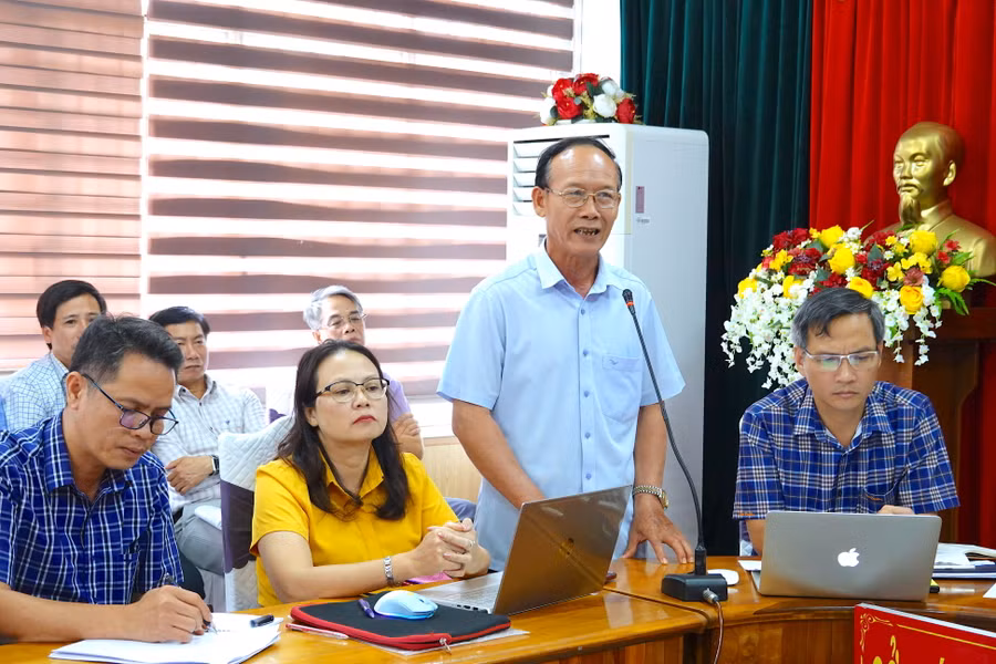 Thầy Trần Văn Lượng-Hiệu trưởng Trường THPT Tôn Đức Thắng (huyện Đức Cơ) chia sẻ giải pháp tại hội nghị triển khai nhiệm vụ, giải pháp dạy học và ôn tập chuẩn bị cho Kỳ thi tốt nghiệp THPT năm 2024. Ảnh: Mộc Trà