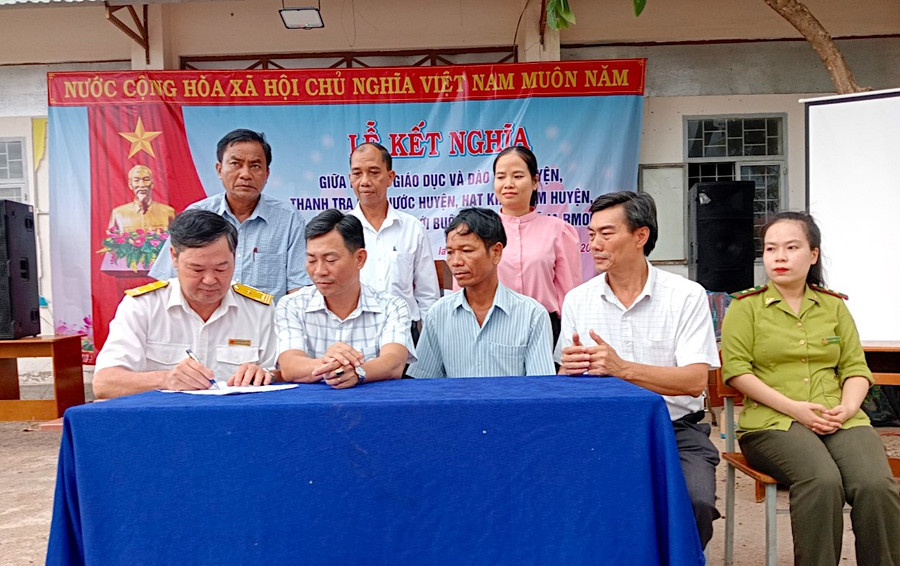 Các đơn vị ký kết giao ước kết nghĩa với buôn Bhă Nga (xã Ia Rmok, huyện Krông Pa). Ảnh: Nguyễn Chi