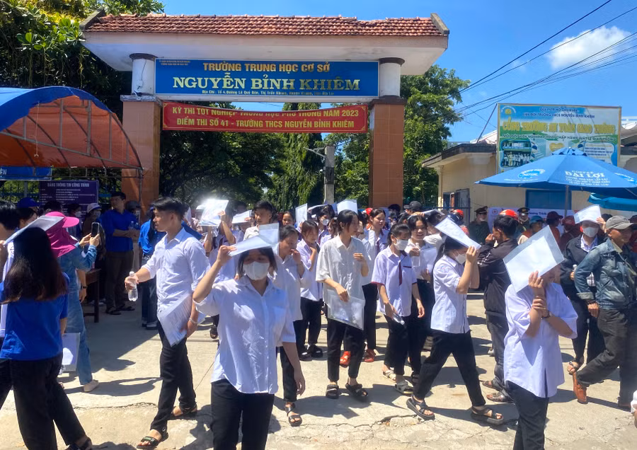 Nhiều thí sinh điểm thi Trường THCS Nguyễn Bỉnh Khiêm (thị trấn Kbang, huyện Kbang) cho rằng đề thi Ngữ văn có sự phân hóa cao. Ảnh: Ngọc Minh