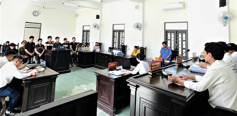 Quang cảnh phiên tòa xét xử vụ án cướp tài sản đối với 6 bị cáo. Ảnh: Nguyễn Hiền Quang cảnh phiên tòa xét xử vụ án cướp tài sản đối với 6 bị cáo. Ảnh: Nguyễn Hiền