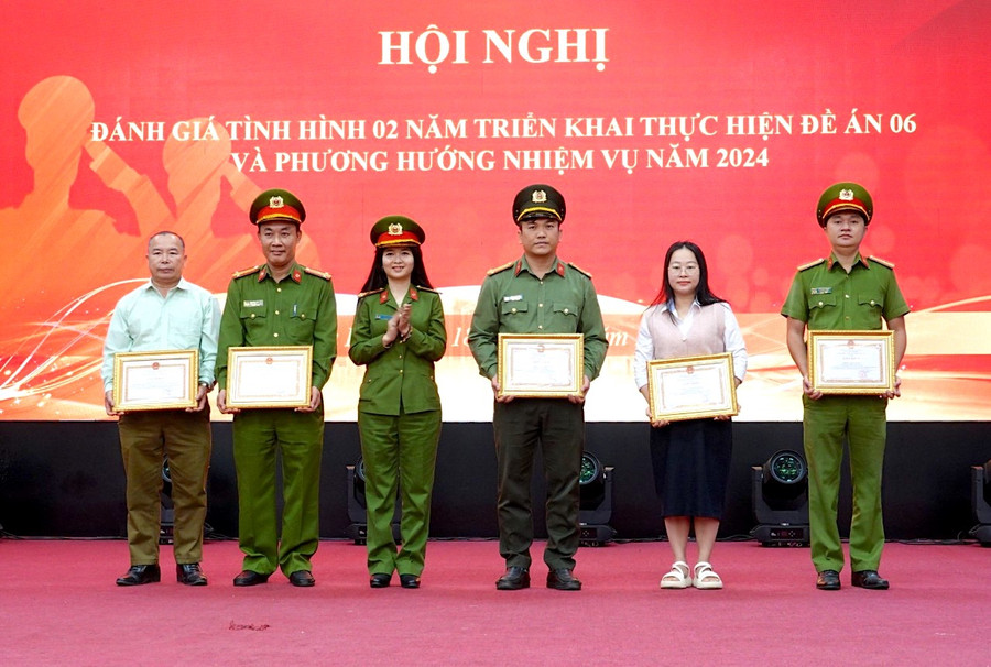 Trung tá Ksor H’Bơ Khắp-Phó Giám đốc Công an tỉnh Gia Lai tặng giấy khen của Giám đốc Công an tỉnh cho các tập thể có thành tích xuất sắc. Ảnh: Mộc Trà Trung tá Ksor H’Bơ Khắp-Phó Giám đốc Công an tỉnh Gia Lai tặng giấy khen của Giám đốc Công an tỉnh cho các tập thể có thành tích xuất sắc. Ảnh: Mộc Trà