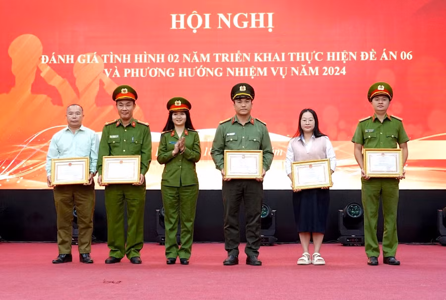 Trung tá Ksor H’Bơ Khắp-Phó Giám đốc Công an tỉnh Gia Lai tặng giấy khen của Giám đốc Công an tỉnh cho các tập thể có thành tích xuất sắc. Ảnh: Mộc Trà
