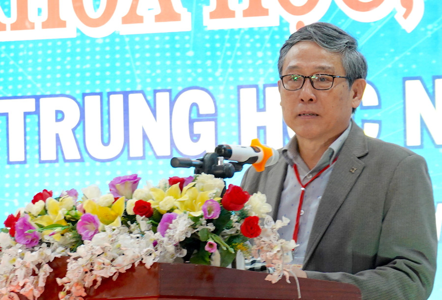 Giám đốc Sở GD-ĐT Lê Duy Định phát biểu khai mạc cuộc thi. Ảnh: Mộc Trà Giám đốc Sở GD-ĐT Lê Duy Định phát biểu khai mạc cuộc thi. Ảnh: Mộc Trà