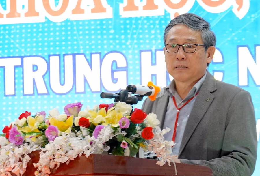 Giám đốc Sở GD-ĐT Lê Duy Định phát biểu khai mạc cuộc thi. Ảnh: Mộc Trà