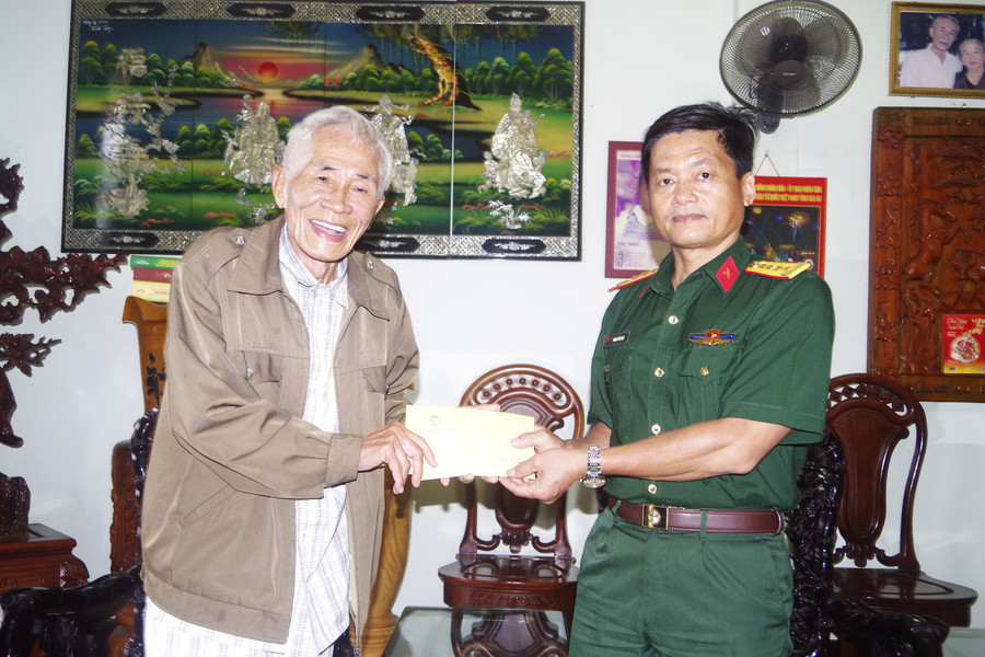 Đại tá Phạm Văn Đạt (bìa phải)-Phó Chính ủy Bộ CHQS tỉnh Gia Lai thăm, tặng quà Trung tướng Nguyễn Thành Út. Ảnh: H.B Đại tá Phạm Văn Đạt (bìa phải)-Phó Chính ủy Bộ CHQS tỉnh Gia Lai thăm, tặng quà Trung tướng Nguyễn Thành Út. Ảnh: H.B