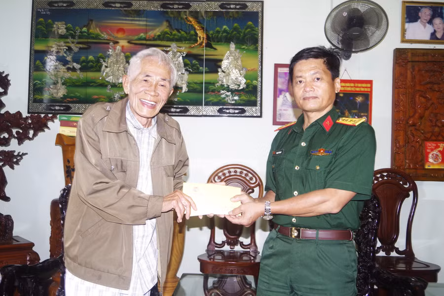 Đại tá Phạm Văn Đạt (bìa phải)-Phó Chính ủy Bộ CHQS tỉnh Gia Lai thăm, tặng quà Trung tướng Nguyễn Thành Út. Ảnh: H.B