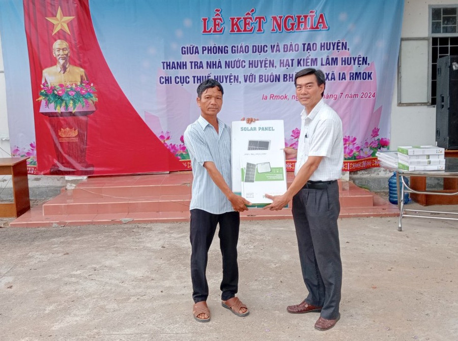 Tặng thiết bị chiếu sáng cho buôn Bhă Nga. Ảnh: Nguyễn Chi