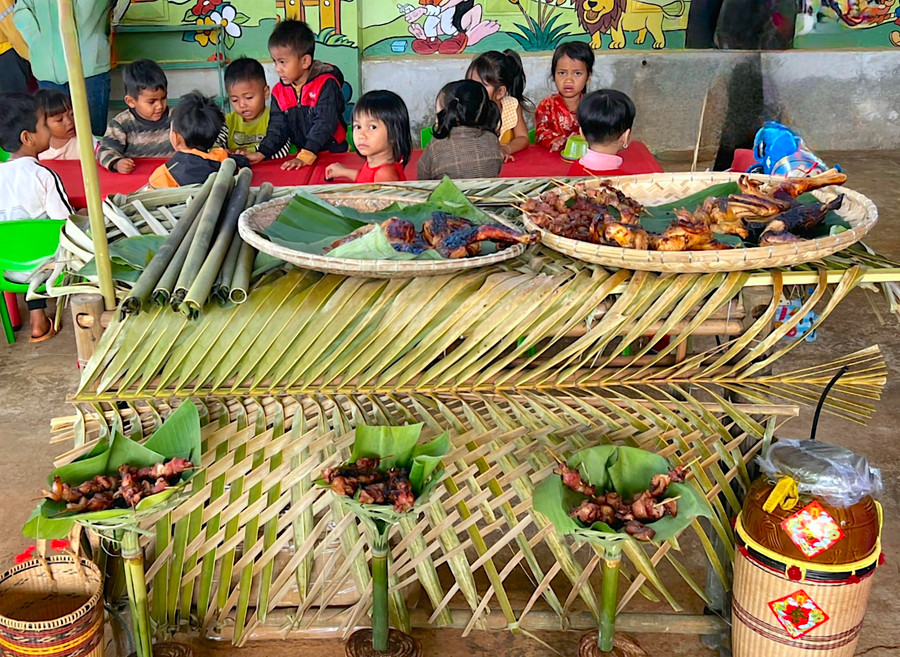 Với trên 90% học sinh người dân tộc thiểu số, Trường Mầm non Ia Mơ Nông (xã Ia Mơ Nông, huyện Chư Păh) đã tổ chức chương trình “Ngày Tết quê em” với các nội dung phù hợp với đặc thù tại địa phương như: vẽ tranh mùa xuân, chợ hoa, thời trang và ẩm thực ngày Tết của đồng bào Jrai. Với trên 90% học sinh người dân tộc thiểu số, Trường Mầm non Ia Mơ Nông (xã Ia Mơ Nông, huyện Chư Păh) đã tổ chức chương trình “Ngày Tết quê em” với các nội dung phù hợp với đặc thù tại địa phương như: vẽ tranh mùa xuân, chợ hoa, thời trang và ẩm thực ngày Tết của đồng bào Jrai.