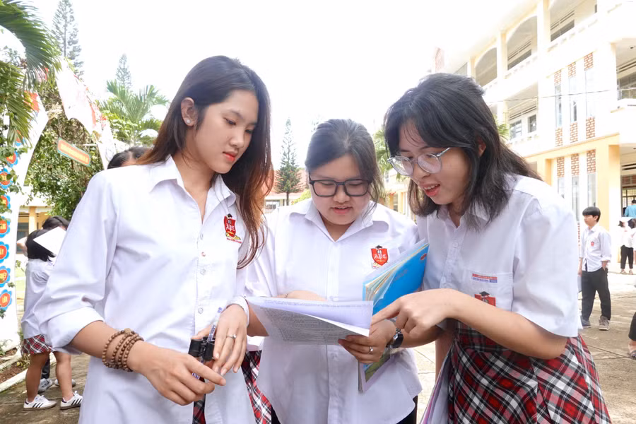 Việc hoàn thành tương đối tốt bài thi tổ hợp giúp nhiều thí sinh tự tin bước vào môn thi Ngoại ngữ vào chiều nay. Ảnh: Mộc Trà