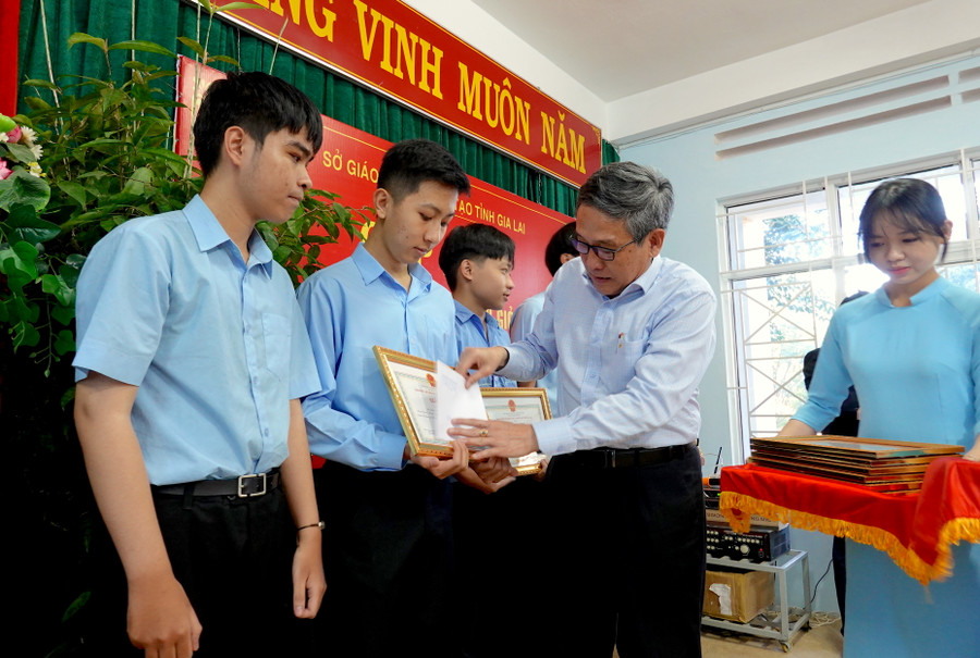 Giám đốc Sở GD-ĐT tặng giấy khen cho các học sinh trong đội tuyển môn Vật lý. Ảnh: Mộc Trà Giám đốc Sở GD-ĐT tặng giấy khen cho các học sinh trong đội tuyển môn Vật lý. Ảnh: Mộc Trà