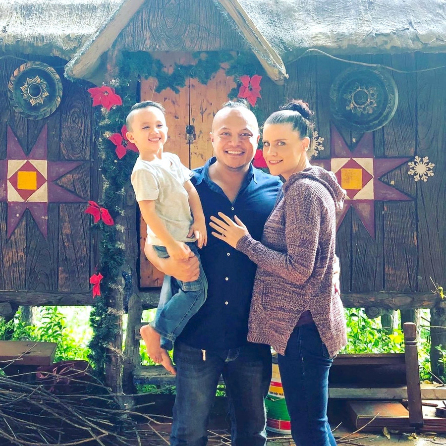 Gia đình anh Trần Đình Chung và chị Laura đã có những trải nghiệm đón năm mới đáng nhớ tại phố núi Pleiku. Ảnh: NVCC